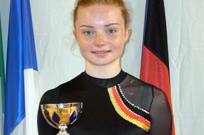 Veronika Frank Mit Pokal