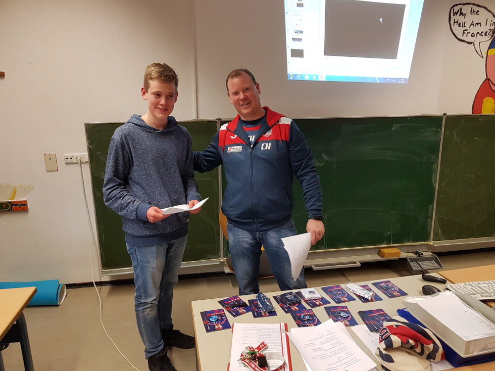 Er War Sehr Zufrieden Mit Den Leistungen Der Schüler – „Englisch-Lehrer“ Cory Holden (rechts)