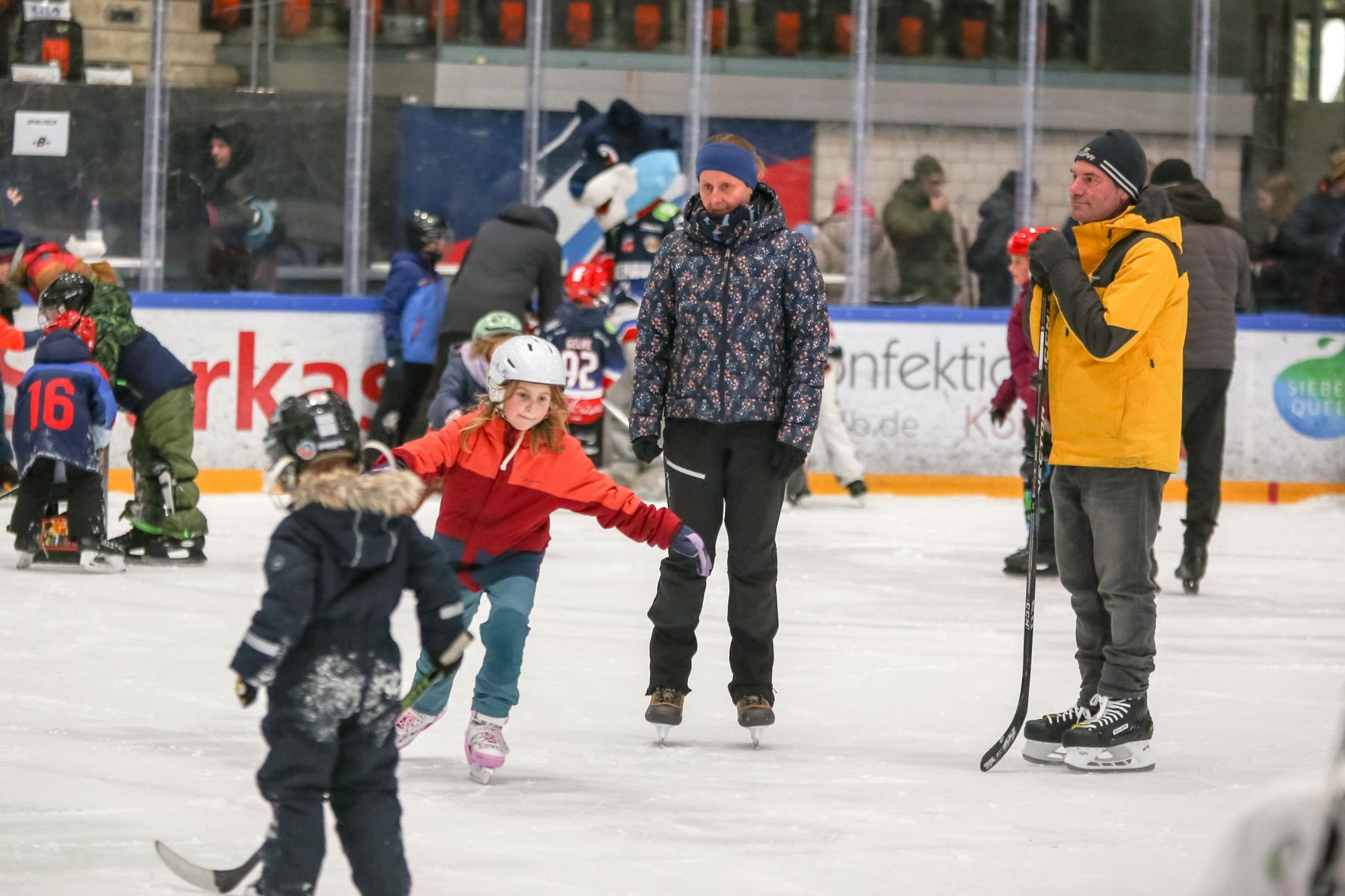 Rückblick Silvesterkracher Für Kinder – Ein Vormittag Voller Spaß Auf Dem Eis